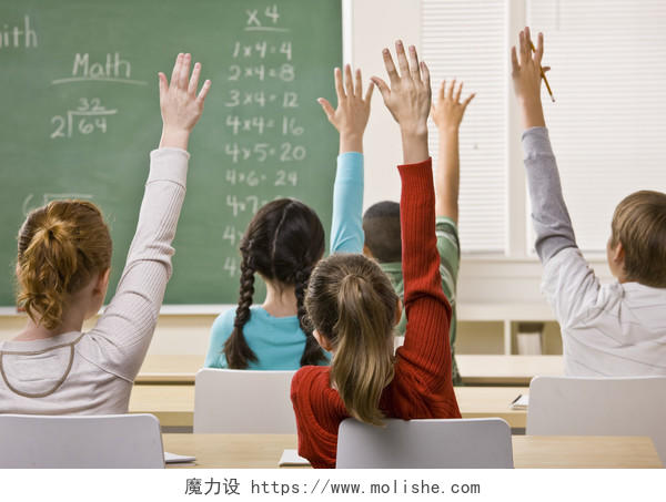 学生举手回答老师的问题